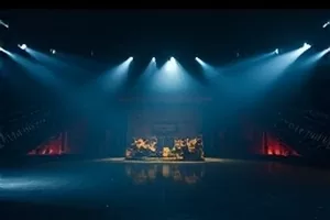 《千灯照夜行》古装剧封面，夜色长街上的成排灯笼