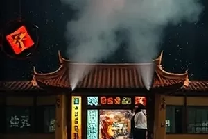 《铁轨尽头》封面,荒原上延伸至地平线的单线铁路